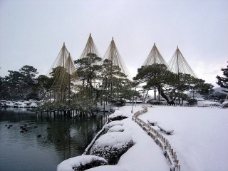 冬の雪吊りは金沢の風物詩となっています。
