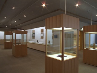 展示室 コレクションを中心に美術工芸作品の趣向を凝らした展覧会を企画・開催。