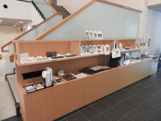 ミュージアムショップ オリジナル商品をはじめ、展覧会図録などを販売。