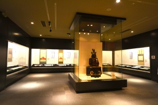 第一展示室・前田土佐守家の成立とその歴史を常時展示しています。