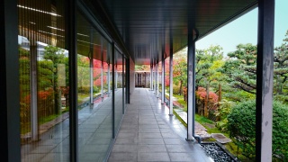 通り庭・当館入り口横から講義室前へ日本庭園を鑑賞しながら通り抜けできます。