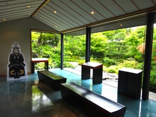庭園鑑賞室・当館の日本庭園をご覧いただけるスペースです。