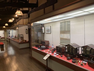 金沢市内の老舗が所有するお宝展示ブースも人気があります。